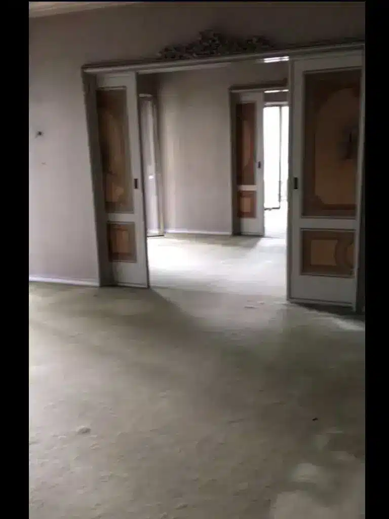 Pavimento com alcatifa antes do processo de afagamento.