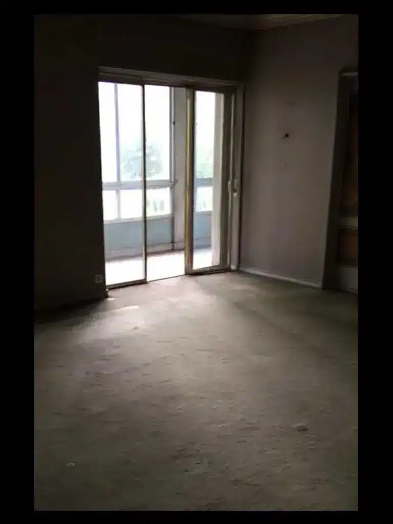 Pavimento com alcatifa antes do processo de afagamento.