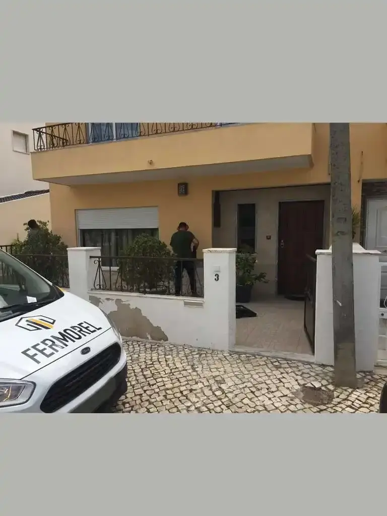 Fachada de vivenda com pintura original antes da renovação.