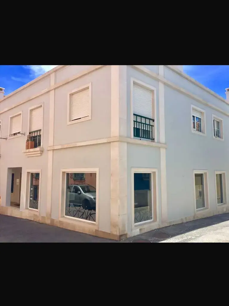 Fachada após renovação com reparo e nova pintura.