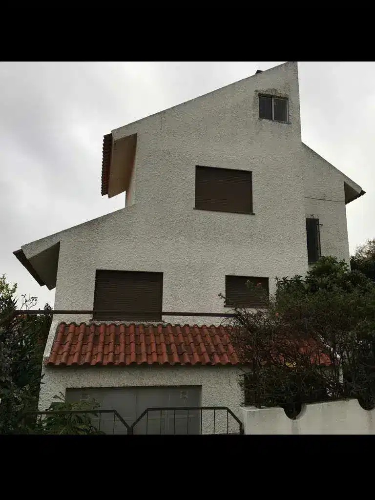 Fachada com pintura original antes da intervenção.