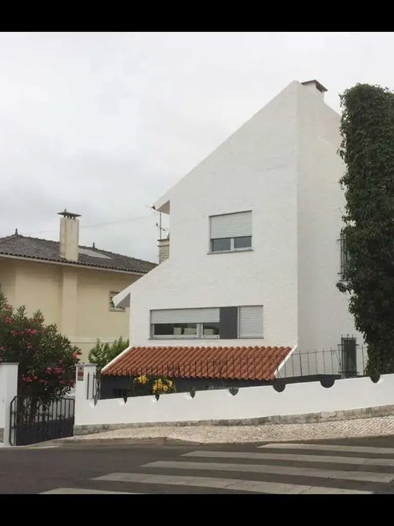 Fachada após renovação com reparo e nova pintura.