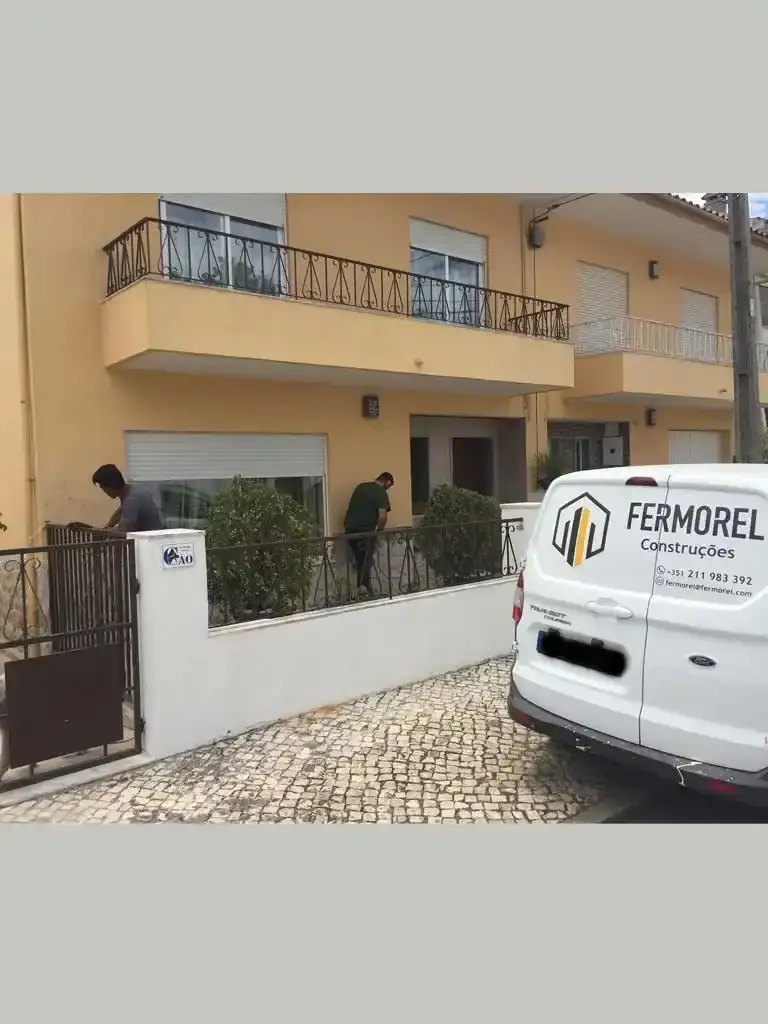 Fachada de vivenda com pintura original antes da renovação.