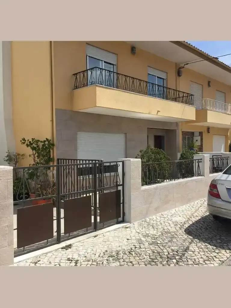 Fachada de vivenda revestida a cerâmica após a renovação.
