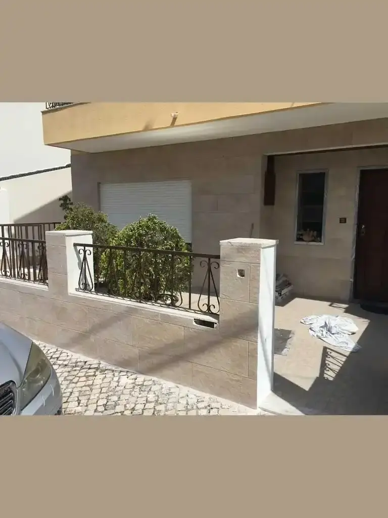 Fachada de vivenda revestida a cerâmica após a renovação.