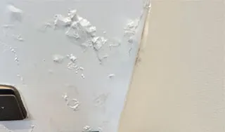 Empolamento de pintura em parede interior causado por infiltrações de água e roturas na canalização identificado pela Fermorel em Lisboa