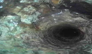 Câmara de inspeção CCTV utilizada pela Fermorel para detetar obstruções e infiltrações em tubo de algeroz interno em Lisboa