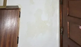 Parede com sinais de humidade e infiltração identificada pela Fermorel em Lisboa