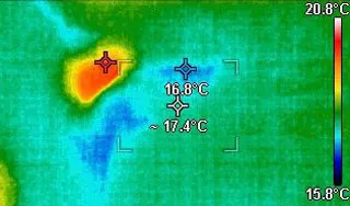 Verificação de diferenças térmicas em terraço durante rastreamento de infiltração realizado pela Fermorel em Lisboa