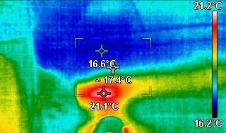 Análise técnica de canalizações e sistema de esgoto com câmara térmica durante rastreamento de infiltração em Lisboa